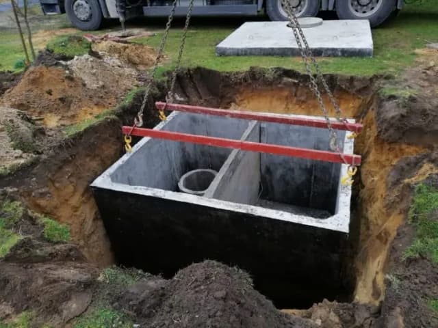 Ile kosztuje budowa szamba betonowego? Sprawdź, co wpływa na ceny