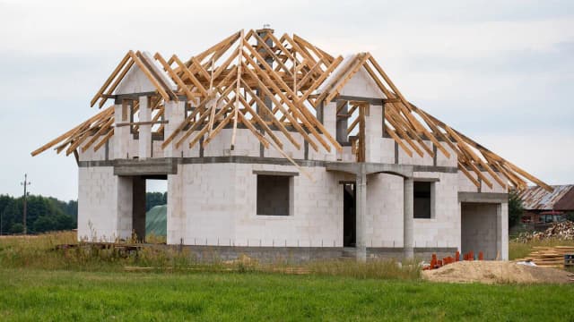 Ile kosztuje wybudowanie domku na działce? Sprawdź realne ceny!